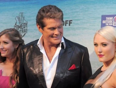 Aυτή είναι η κατά 28 χρόνια νεότερη σύζυγος του Ντέιβιντ Χάσελχοφ - Δείτε τους στη Μύκονο